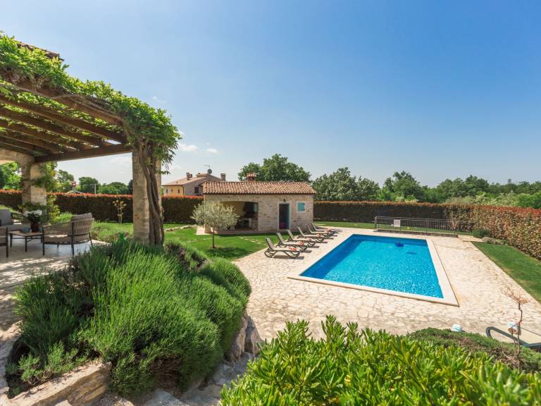House with barbeque, patio & yard | Nature view — photo 2