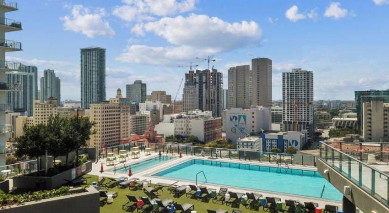 Wonderful rental apartment with pool & jacuzzi | Near Bayside Marketplace | Pets allowed in Miami, FL