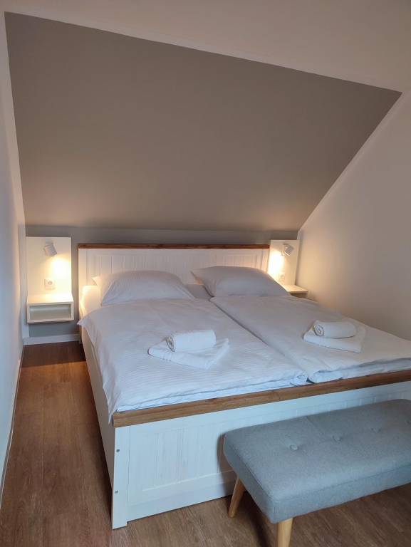 Dreibettzimmer Bad WC Bergseite