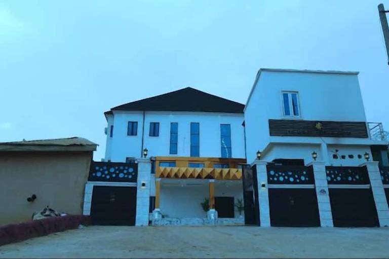 HP LUXURY HOTEL and SUITES