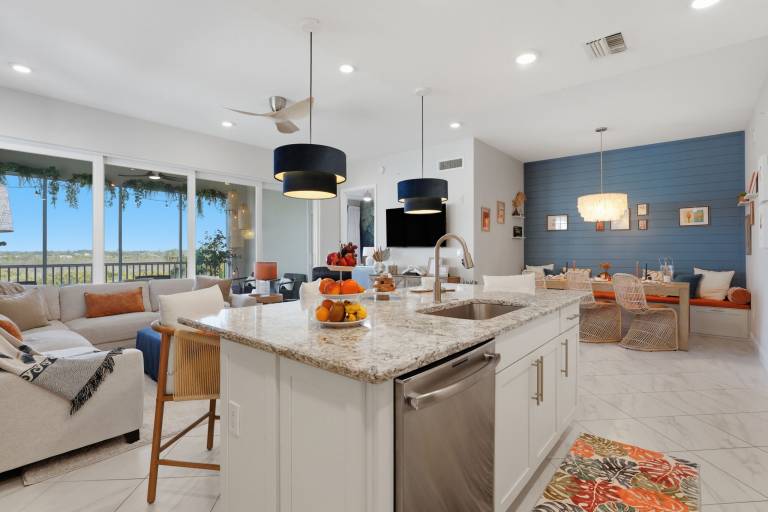 Condo with pool — photo 4