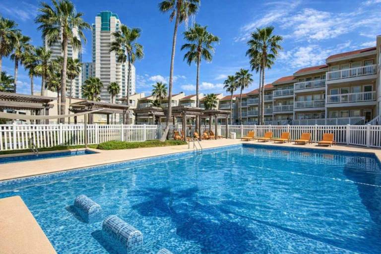 Fresh & Bright 1BR Condo - Pool View & Steps to Beach — photo 2