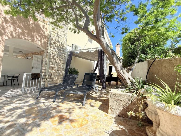 Holiday apartment with garden — photo 4