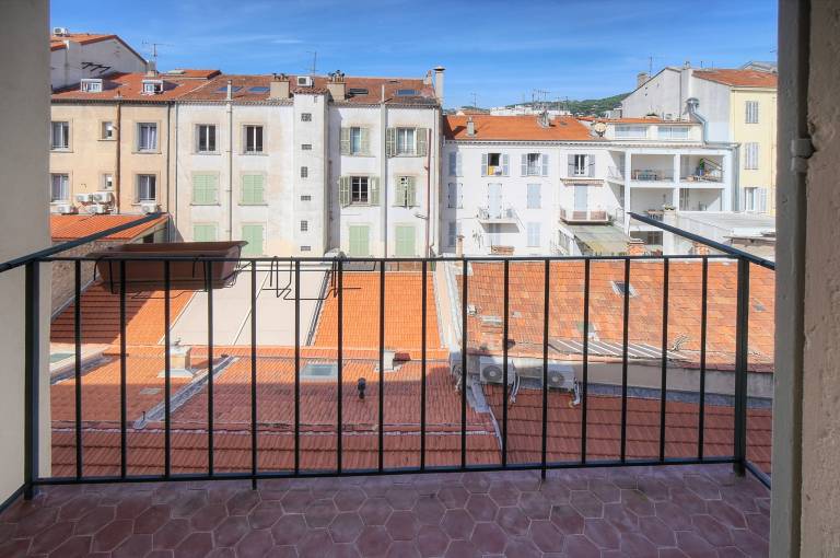 Holiday apartment with yard | City view — photo 2
