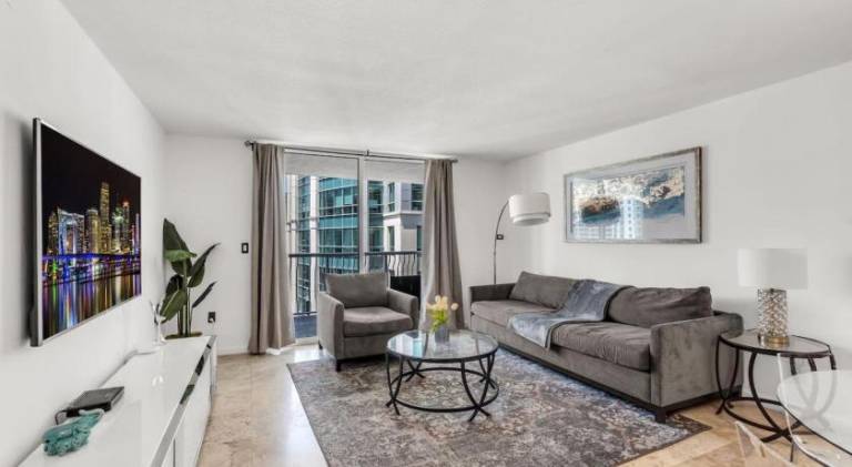 Apartment with jacuzzi & pool in Miami, FL
