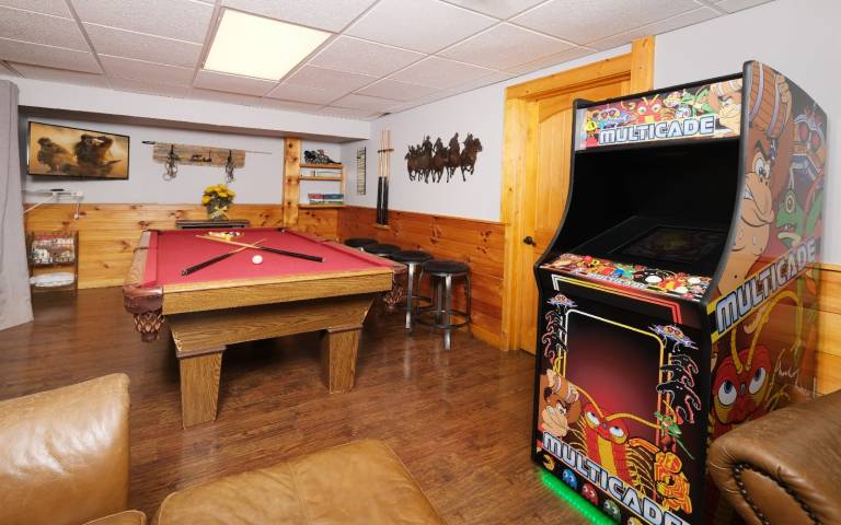 Traveler's Rest - Hot tub, pool table, and arcade games! — photo 4