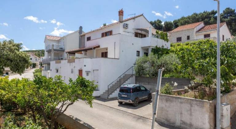 Apartment with barbeque in Postira