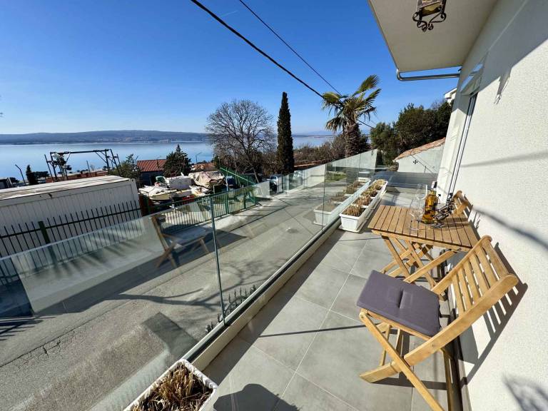Holiday apartment with two bedrooms and balcony overlooking the sea — photo 3