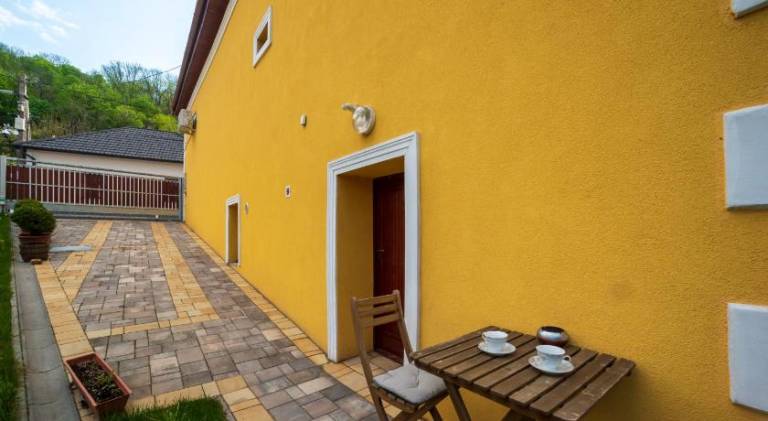 Apartment with yard & patio — photo 4