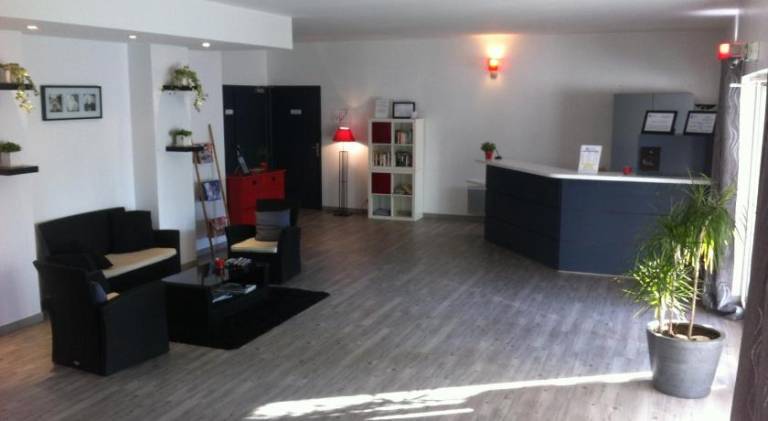 Serviced apartment with yard & pool — photo 4