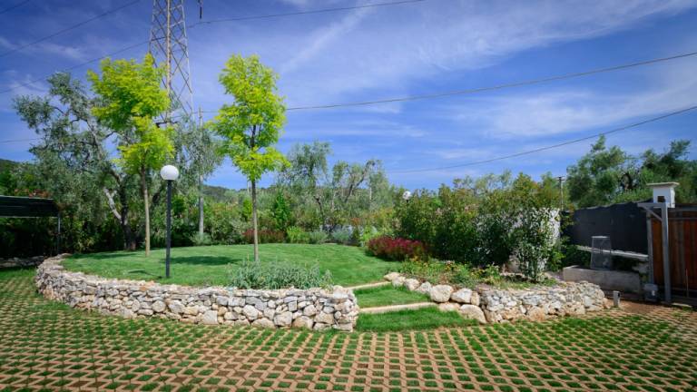 Villa with garden — photo 2
