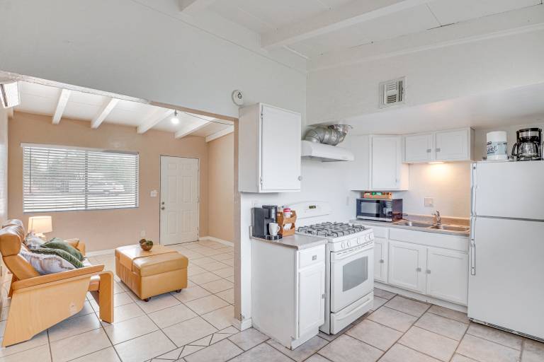 3 Mi to Downtown Tucson Quiet Condo w Yard