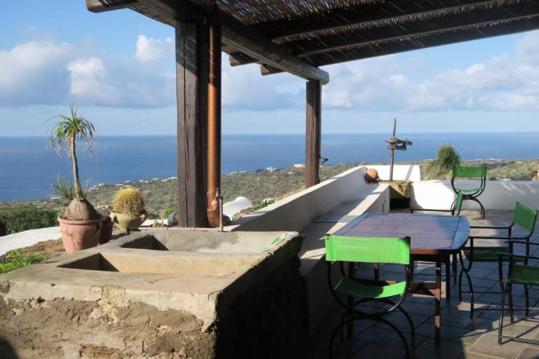 'Antico Dammuso Al Tramonto' with sea view and private garden — photo 4