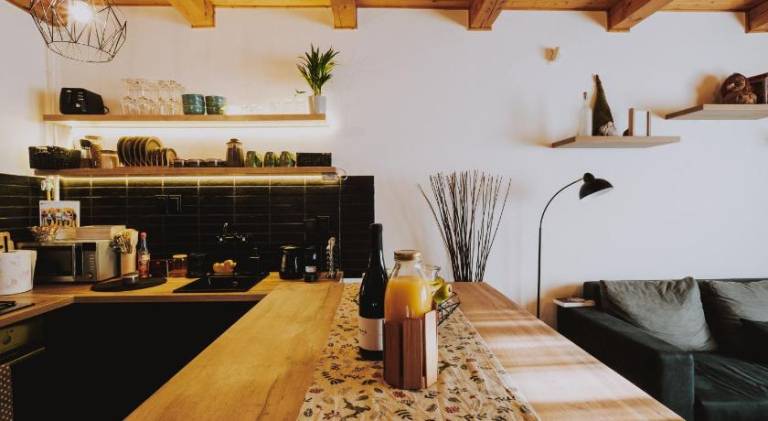 House with hot tub — photo 4