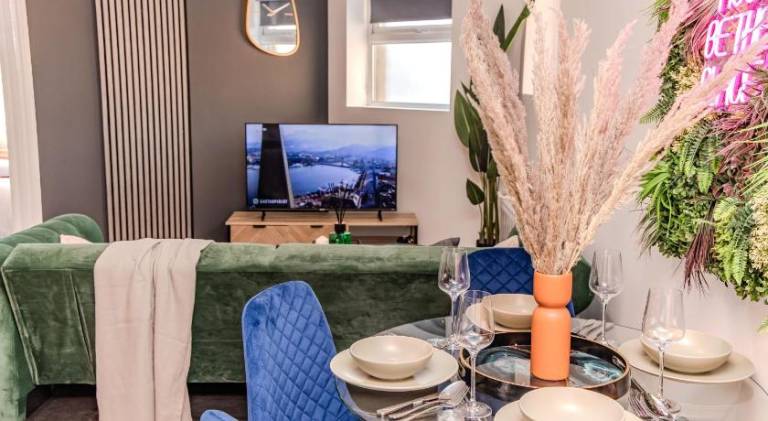 Super Central 2 Bedroom Flat Next To Brighton Shopping Center & Beach in Brighton