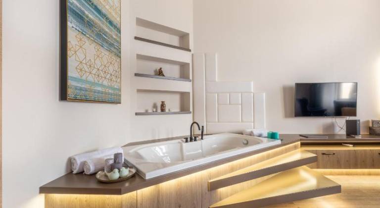 Fully equipped charming holiday apartment with hot tub & patio | Close to Hungarian Parliament Building | Suitable for remote work | Pets allowed — photo 2