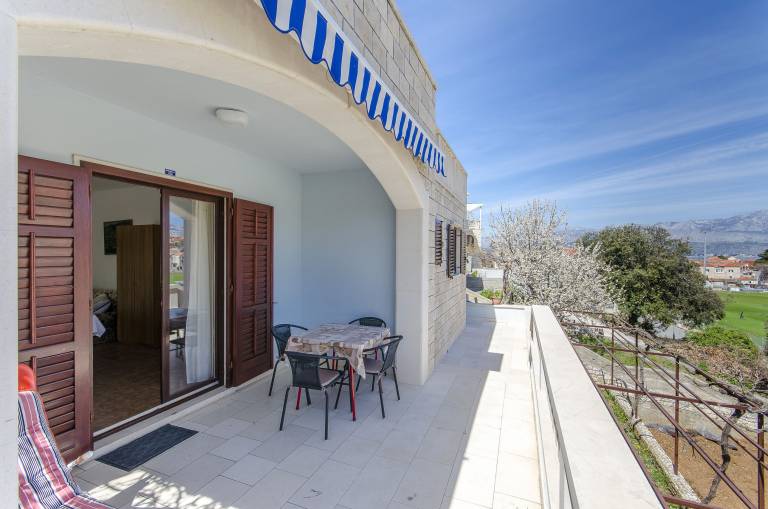 Rental apartment with BBQ & patio | Sea view — photo 3