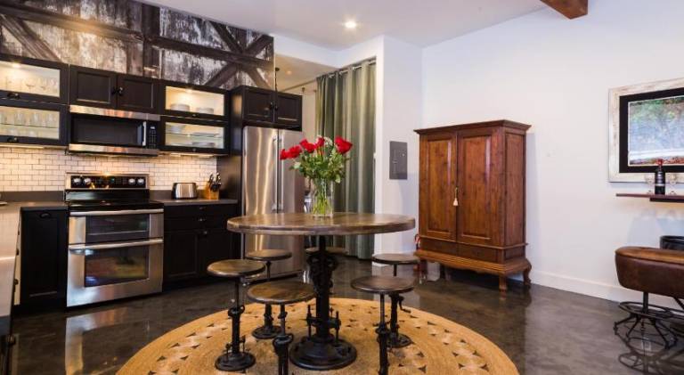 Big serviced apartment with BBQ & hot tub | Perfect for remote work | Pets allowed — photo 4