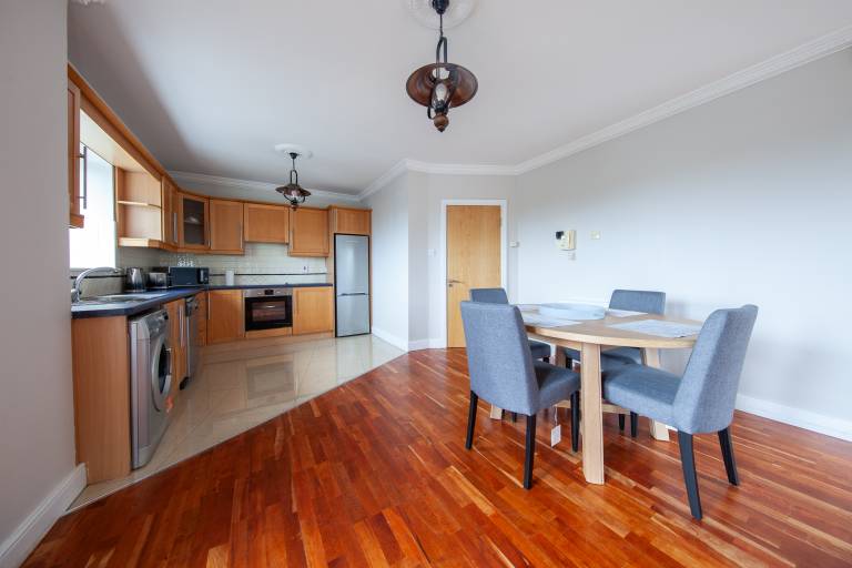 Spacious 2 bedroom property close to city centre