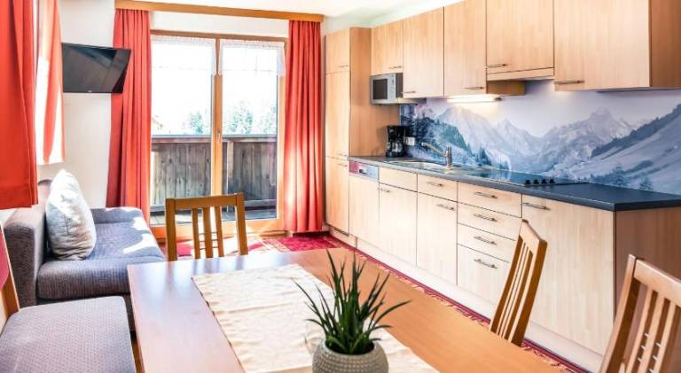 Holiday apartment with patio, BBQ & yard | Good for workation — photo 3