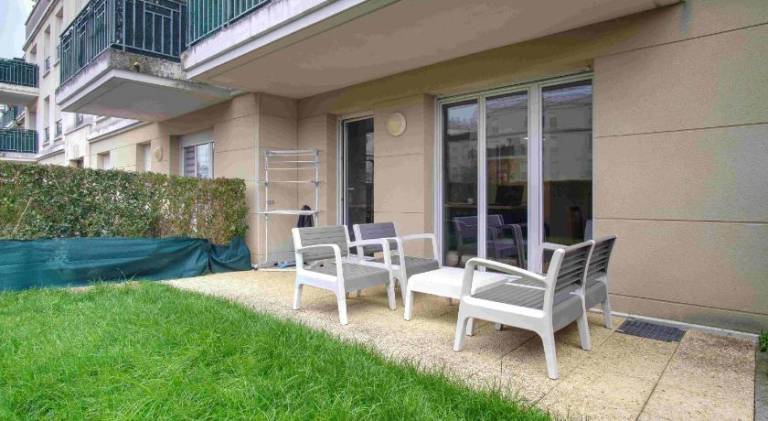 Holiday apartment with yard & patio — photo 4