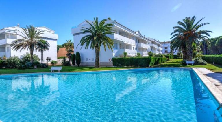 Rental apartment with patio & pool in Begur