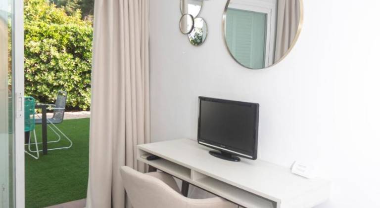 Holiday apartment with terrace, yard & pool | Perfect for remote work — photo 2