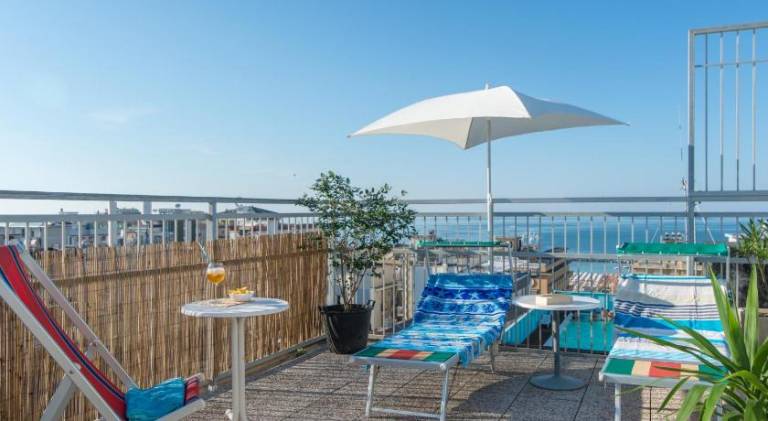 Pleasant serviced apartment with hot tub & patio | Next to the beach | Good for workation | Pet-friendly — photo 4