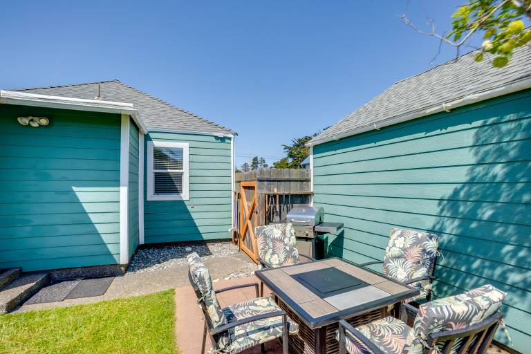Walk to Gold Beach: Charming Cottage w/ Yard! — photo 2
