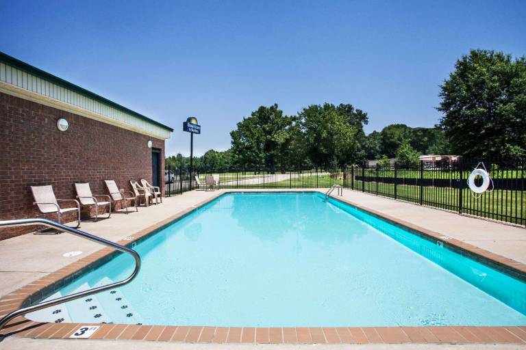Days Inn & Suites by Wyndham Wynne — photo 3