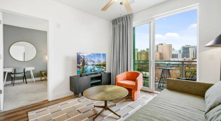 Ample serviced apartment with terrace | Near Bank of America Plaza | Pet-friendly — photo 2