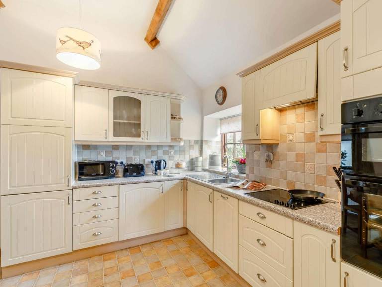 Fully equipped charming cottage with yard | Pet-friendly — photo 4