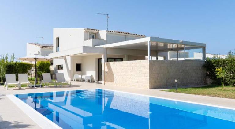 Children-friendly villa with private pool, terrace & yard | Next to the beach | Pets allowed in Ragusa