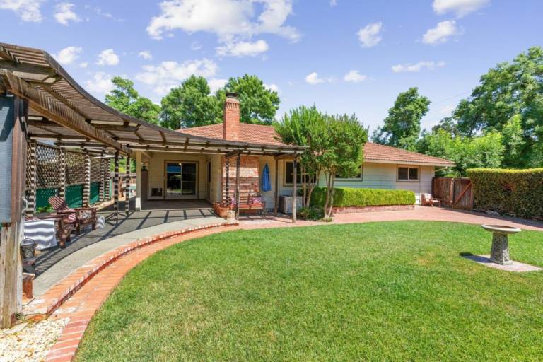Child-friendly vacation home with garden, patio & private pool | Pets are welcome in Davis, CA