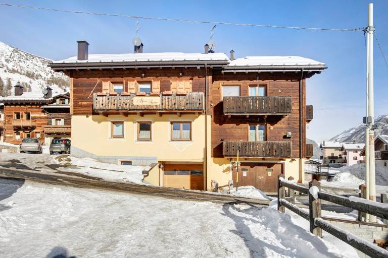 "Appartamento 2 - Alpen Suite" with Mountain View, Garden & Wi-Fi in Livigno
