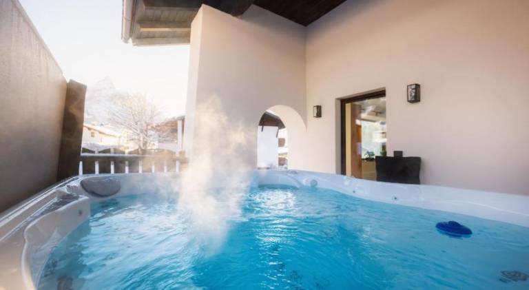 House with hot tub — photo 4