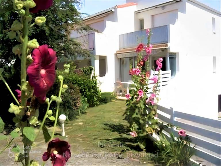 Beautiful Apartment 'Le Vent Du Large' 80 m from the Sea, Enclosed Garden, Private Terrace, Wi-Fi, Private Parking in Royan