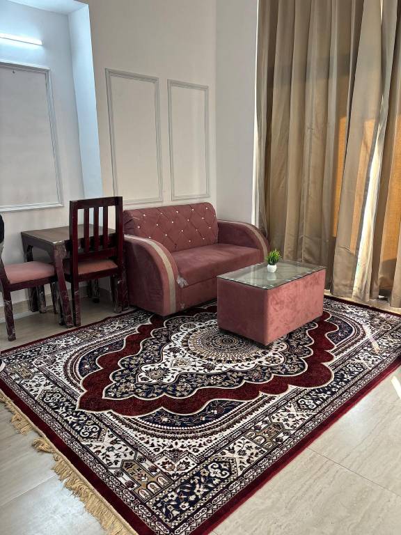 House with 1 room for 3 persons in Noida