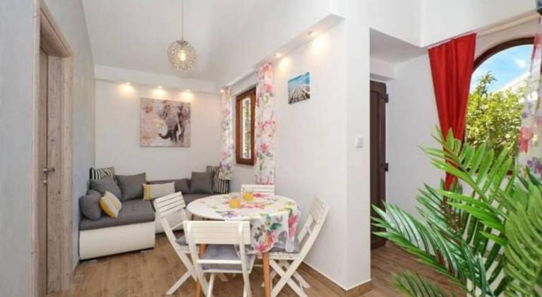 Holiday apartment with barbecue, yard & patio — photo 4