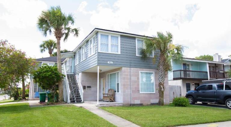 Centrally Located Efficiency One Mile to the Beach! — photo 3