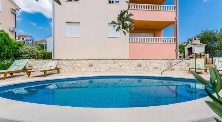 Fully equipped holiday apartment with pool, yard & grill | Next to the beach | Dogs allowed in Okrug