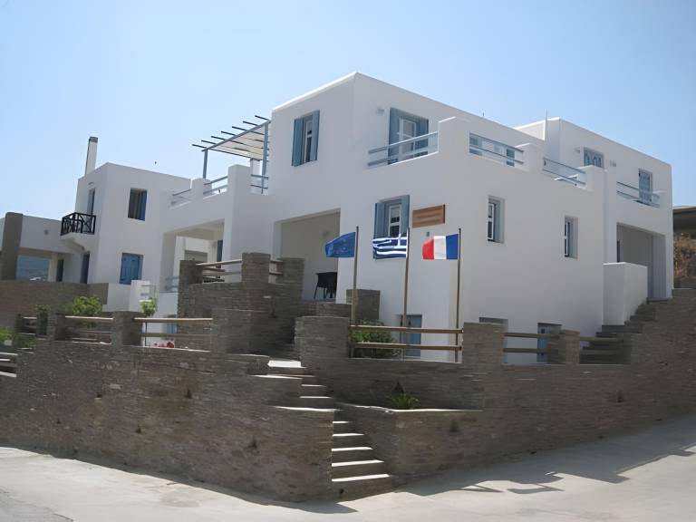 Rental apartment with yard & terrace in Andros