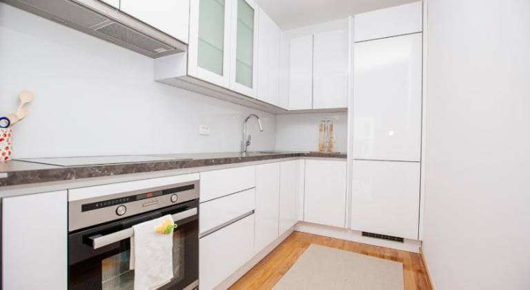 Bright 2-Bed Apartment Free WiFi and Walk to Old Town — photo 5