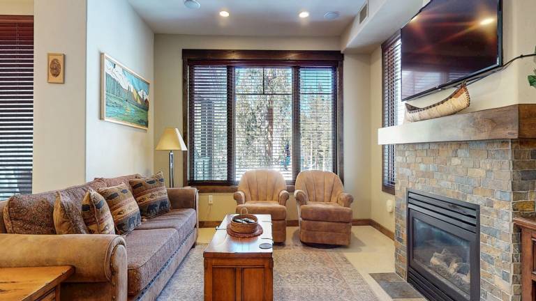 Condo with hot tub, BBQ & sauna | Mountain view — photo 2
