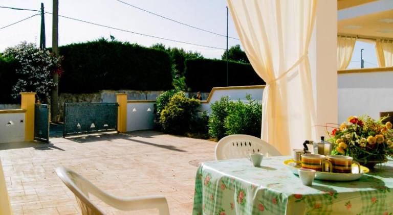 House with barbeque — photo 3