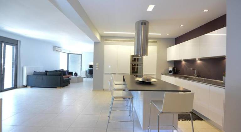 Prime 3BR-2BA Apt in Heart of Heraklion-Fiber WIFI Steps to Lions Sq-Museum, Walk to Port 2 in Heraklion
