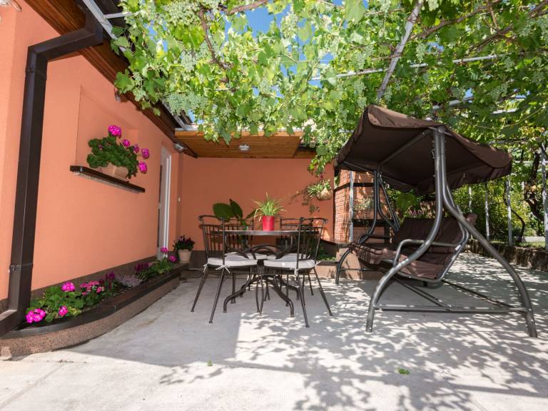 Vacation home with BBQ, patio & garden — photo 2