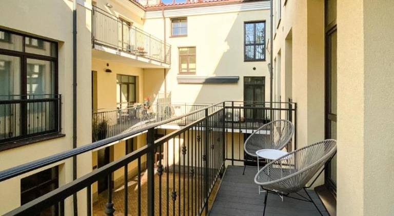Cohost I OldTown 60m2 APT w-Garage Parking, Balcony & Self Check-in — photo 3
