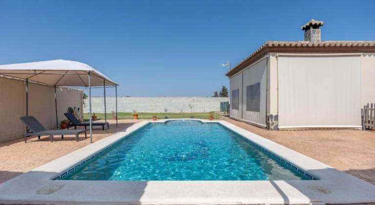Fully equipped house with yard, BBQ & patio | Good for workation | Dogs allowed in Chiclana de la Frontera