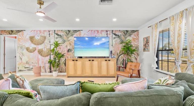 House with pool — photo 4